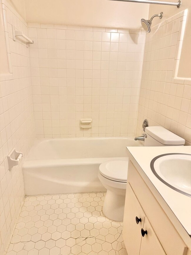 Building Photo - Adorable 2 Bedroom Convenient to I-29, Shopping & More!