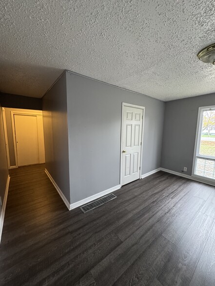 Entrance/living room - 1639 Haslett Rd