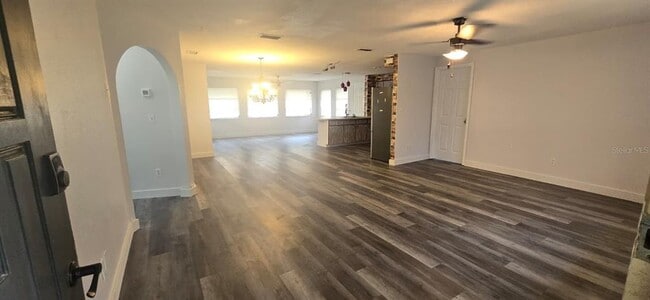 Building Photo - 1174 Victoria Ave