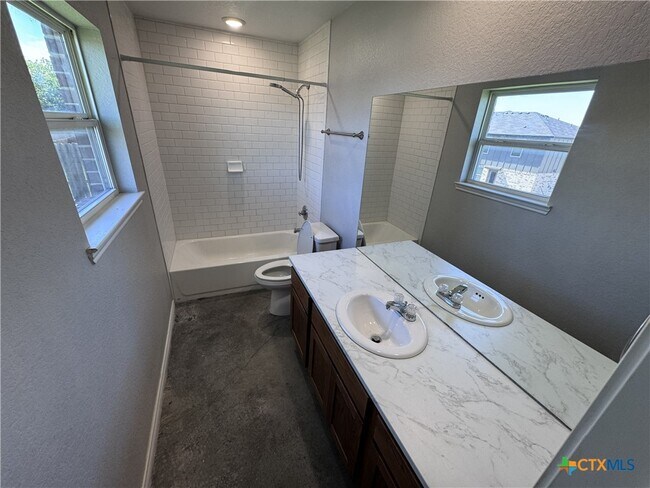 Building Photo - 1615 Pontotoc Trce