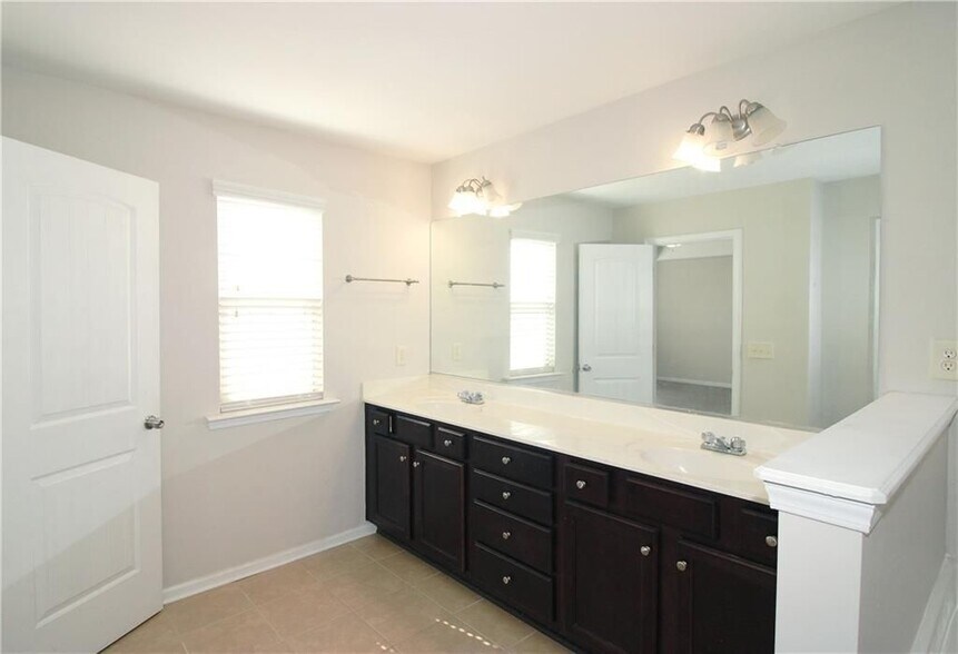 Building Photo - 315 Lakeside Ln