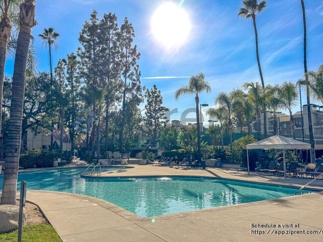 Building Photo - 5500 Owensmouth Ave