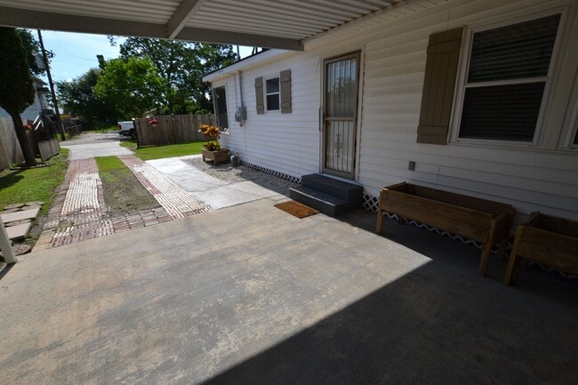 Building Photo - Newly remodeled, 3 bedroom, 2 bath home near Southern University loaded with amenities!