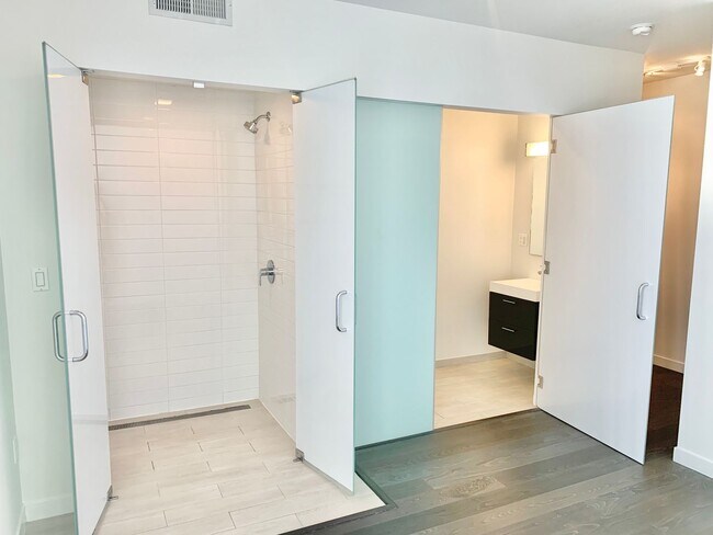 Building Photo - HIP 2BR/2BA Inner Mission Boutique Condo w...