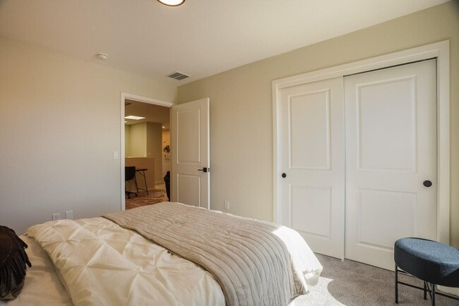 Building Photo - New Townhome in the Far NE Heights