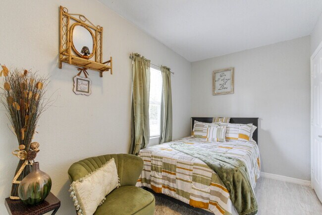 Building Photo - Beautifully Remodeled 3BR Duplex Near Parks, Schools & New Rec Center — Utilities Included. Secti...