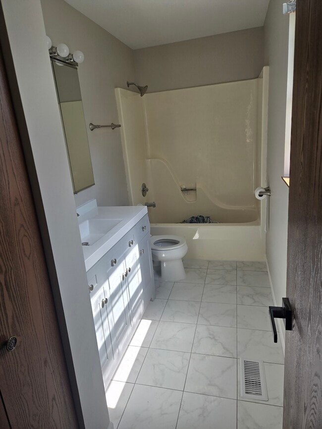 Building Photo - 4480 Shorewood Ct