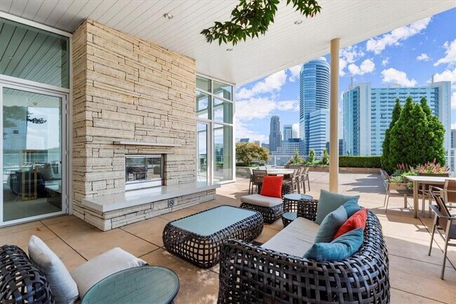Building Photo - 10 Terminus Luxury 2 Bedroom Condo in Heart of Buckhead