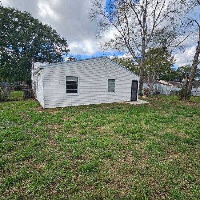 Building Photo - Cozy and Newly Renovated 3 Bedroom 1 Bath ...