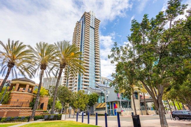 Building Photo - Water Views in the Pinnacle Marina