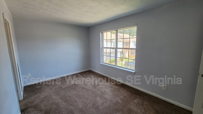 Building Photo - 809 Sutherland Arch