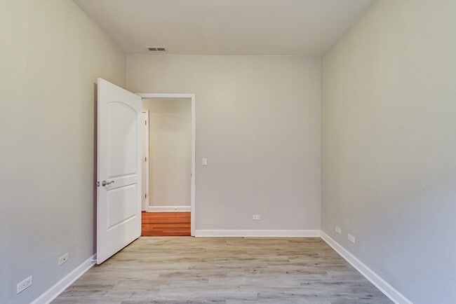 Building Photo - Available July 1st - 3 Bedroom in Wicker Park