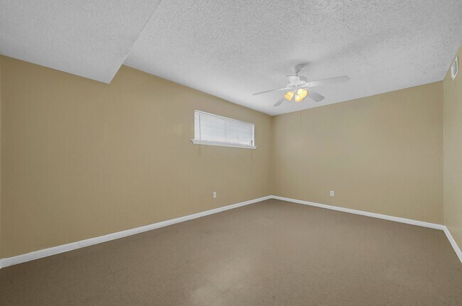 Building Photo - Make this charming studio your new home!