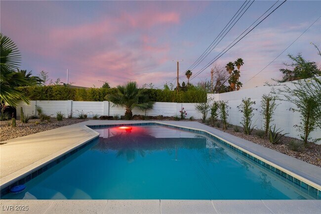Building Photo - 548 E Oakey Blvd