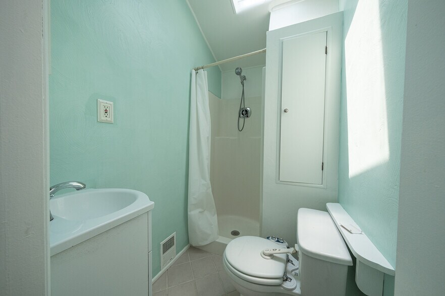 Building Photo - 445 Jenne Dr