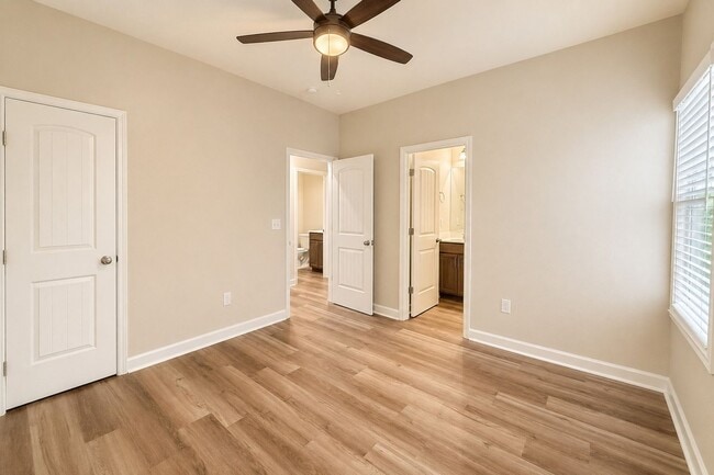 Building Photo - Brand New Duplex!