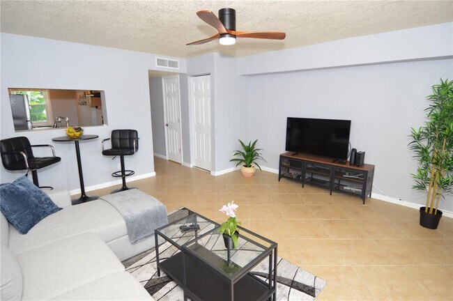 Building Photo - 3837 Pompano Dr SE