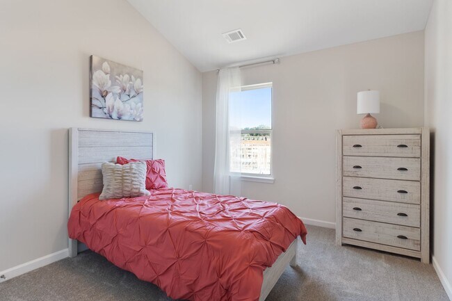 Building Photo - 3 BEDROOM TOWNHOME IN OAKWOOD! Rabun Floorplan