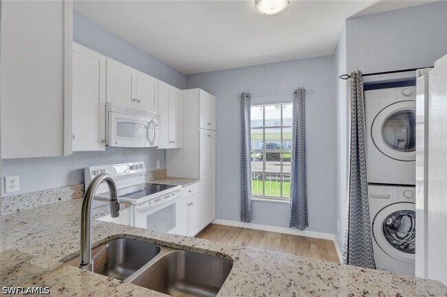 Building Photo - 6085 Lakefront Dr