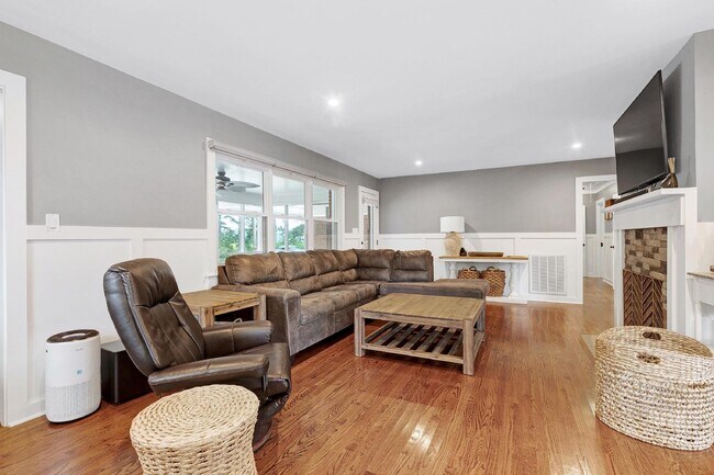 Building Photo - 121 S Main St