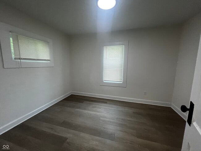 Building Photo - 1502 N Gladstone Ave