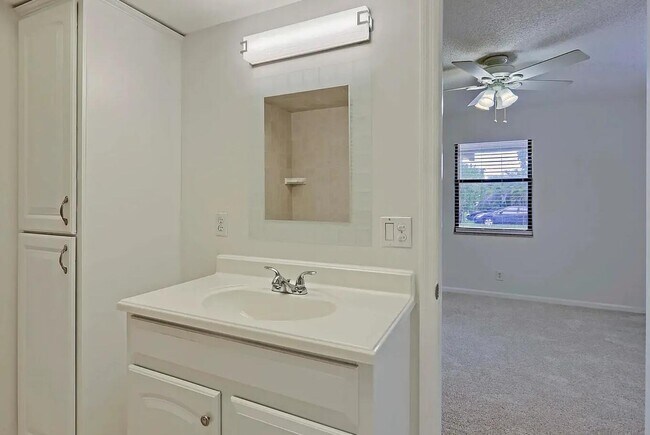 Building Photo - 9258 Green Meadows Way