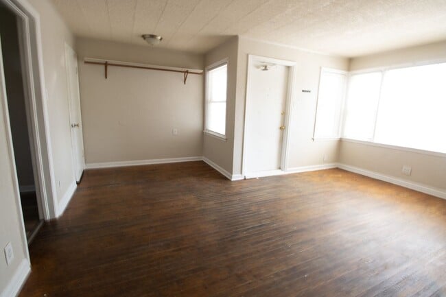 Building Photo - 2 bed 1 bath w loft