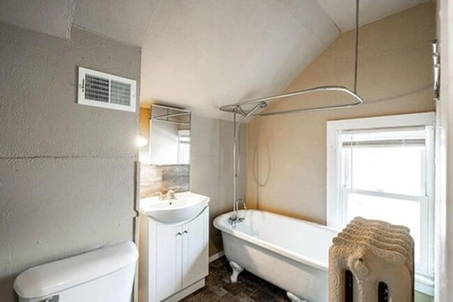 Building Photo - Amazing 5-Bedroom, 2.5 Bathroom Updated Ho...