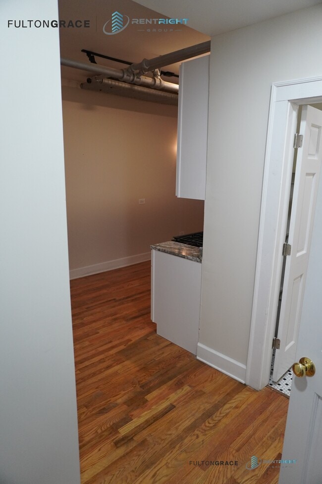 Building Photo - 1700-1710 W Albion Ave