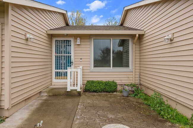Building Photo - Spacious, renovated 3-bdrm/2-bath ranch-style gem in Troutdale.  W/D, 2-car garage, fireplace