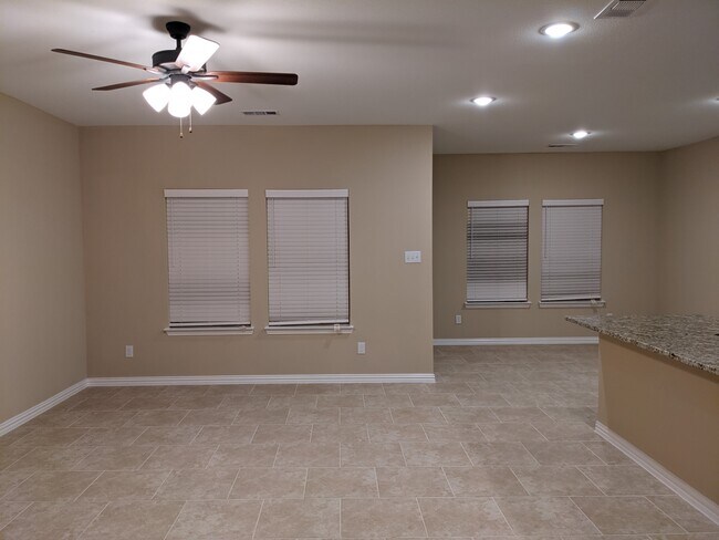 Building Photo - 128 Canales Cir