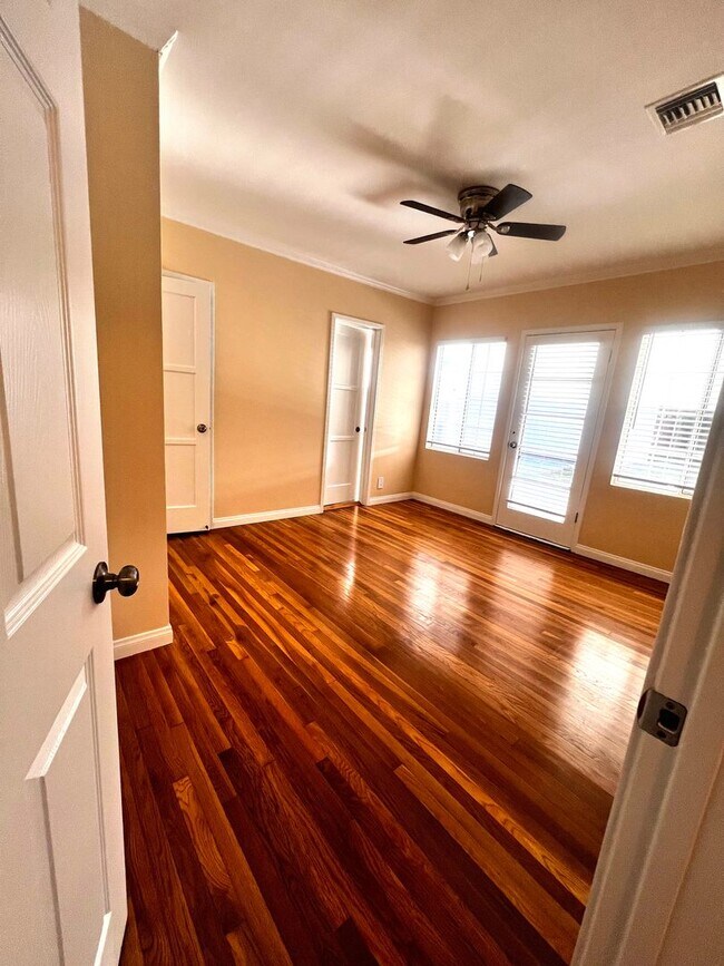 Building Photo - Single Family. 3-bed Home - Desireable Neighborhood!