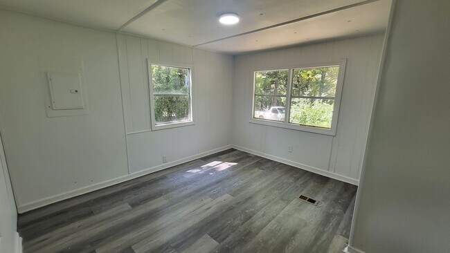 Building Photo - Two Bedroom Mobile home on Large Lot!