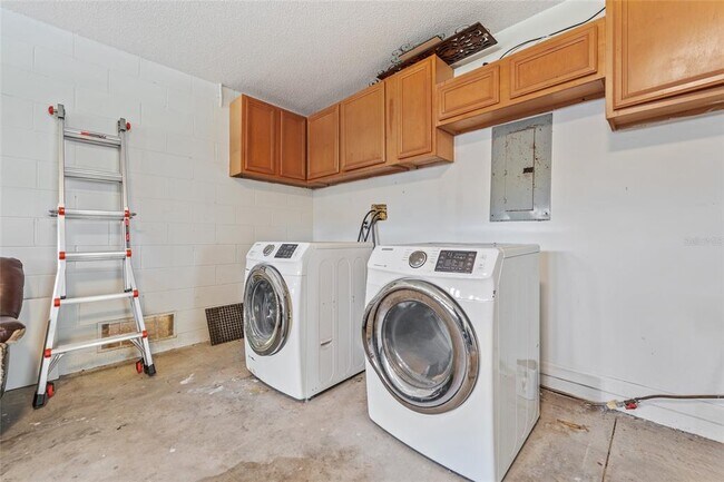 Building Photo - 7827 Myrtle Oak Ln