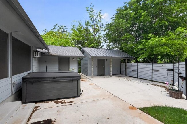 Building Photo - 513 Meadowbrook Dr