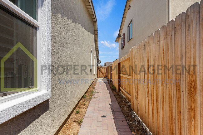Building Photo - Stunning New 4 Bed / 3 Bath Home | Built i...