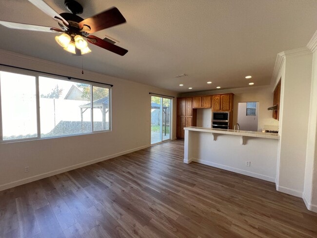 Building Photo - 5 bedroom home located in Sylvan School District!