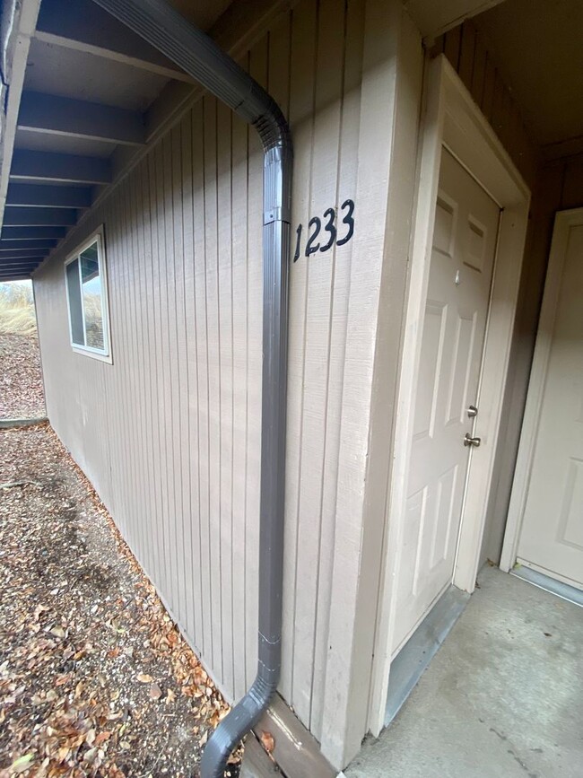 Building Photo - 1 bed 1 bath duplex with single car garage!