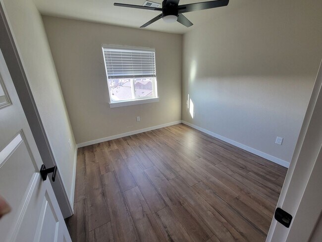 Building Photo - 3 Bedroom, 2.5 Bath Unit in Single Family ...