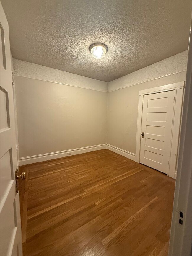 Building Photo - 2649