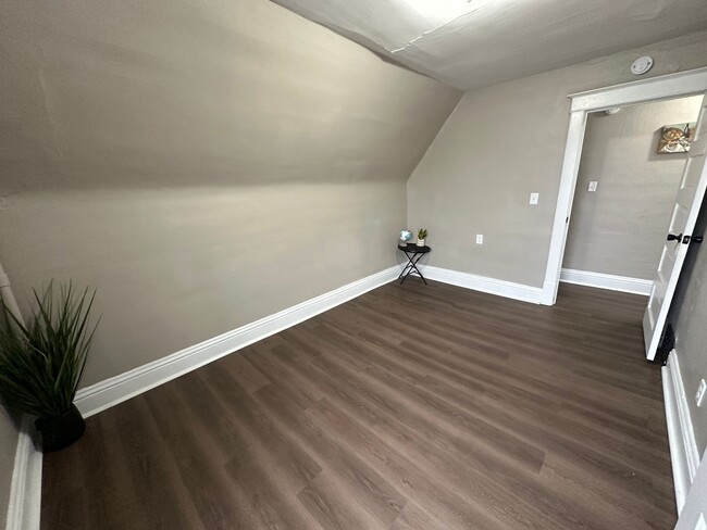 Building Photo - Newly remodeled 3 bed, 1 bath home for ren...