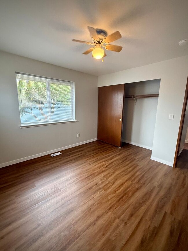 Building Photo - Live in Sunny Land! Updated 2 Bedroom with Great Amenities Available NOW!