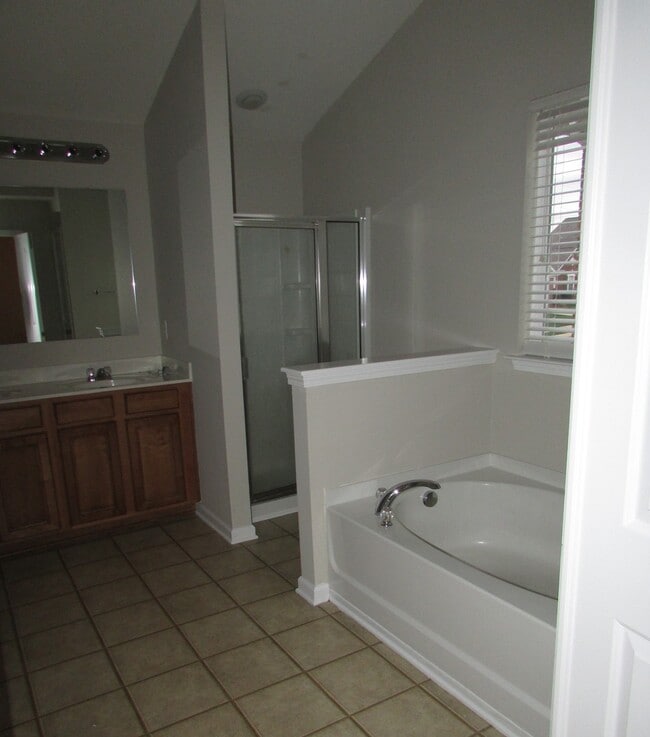 Building Photo - Large Home With Double Car Garage in Catawba Hills