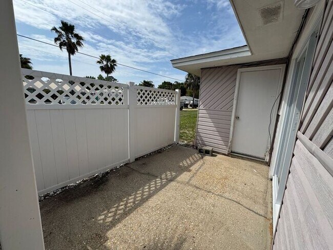 Building Photo - Gulf Breeze - Greenbriar Estates - 2 bed, 1 bath - Lawn care included