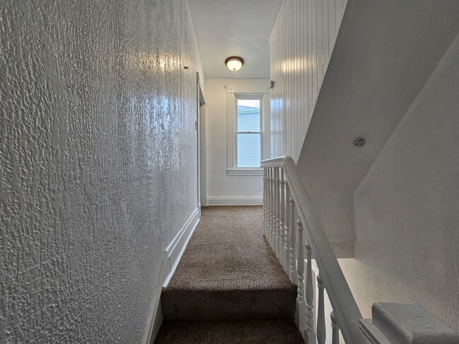 Building Photo - Spacious 3 bedroom 1 bath townhouse for re...