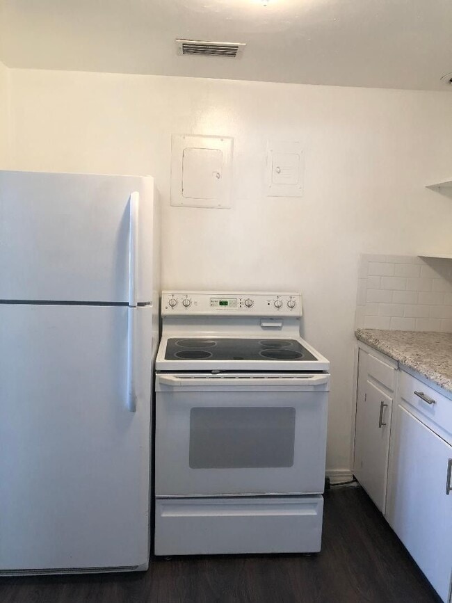 Building Photo - 1 Bed 1 Bath Remodeled Home | Pet Friendly | Washer Dryer Hook Ups | Section 8 Welcome