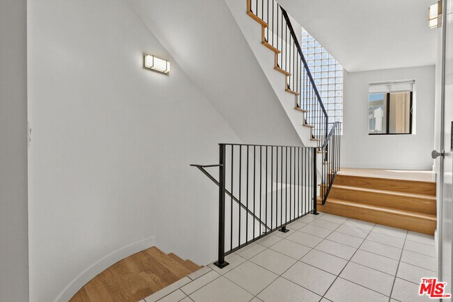 Building Photo - 3665 Alta Mesa Dr