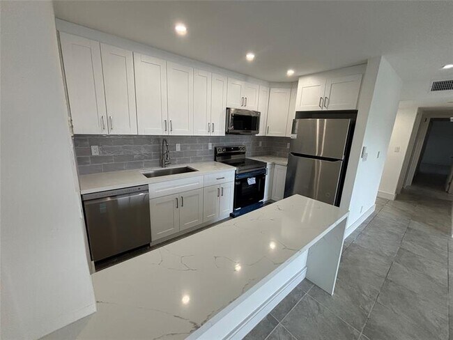 Building Photo - 505 S Pine Island Rd