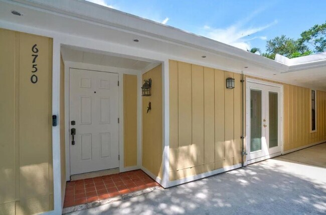 Building Photo - 3/2 POOL home in Harbor Estates Stuart--Lots of Parking!