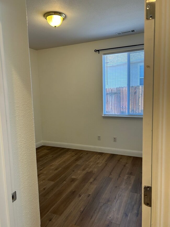 Building Photo - **READY FOR MOVE IN** Single Story Home in...